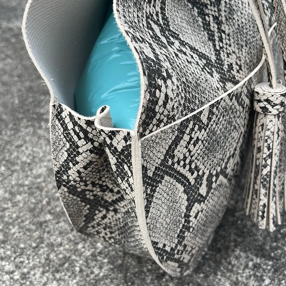 Snake Print Grey/White ite Round Tote with matching tassel